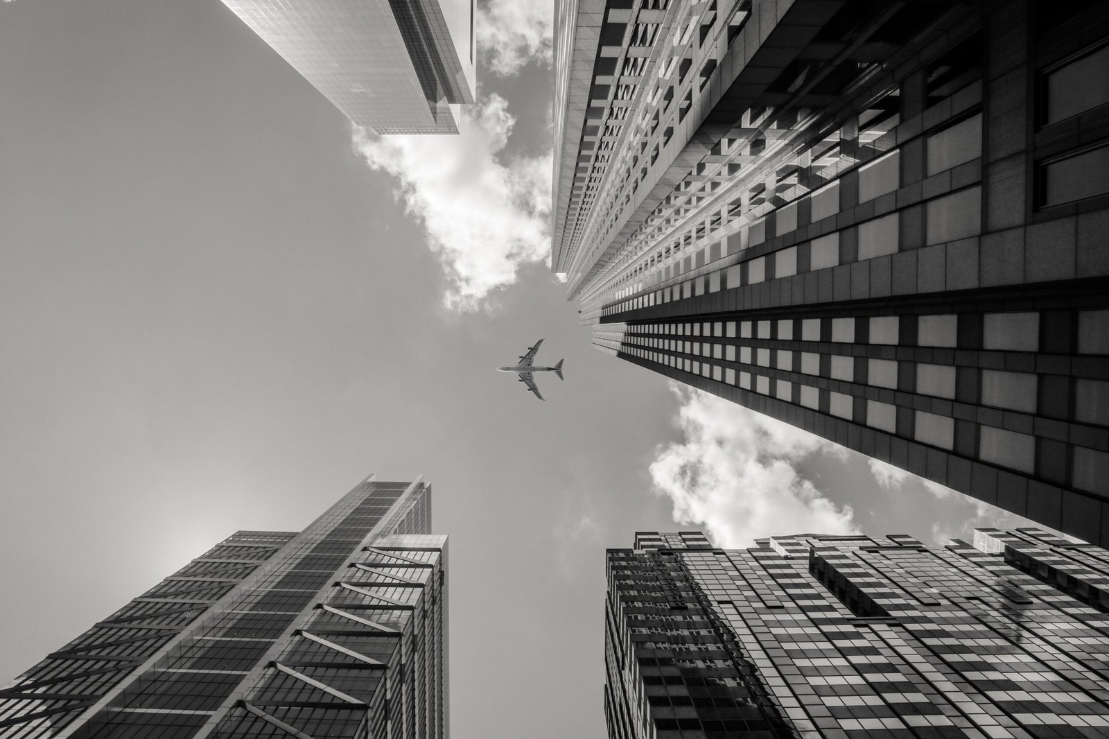 Torres vistas desde abajo, con un avión cruzando